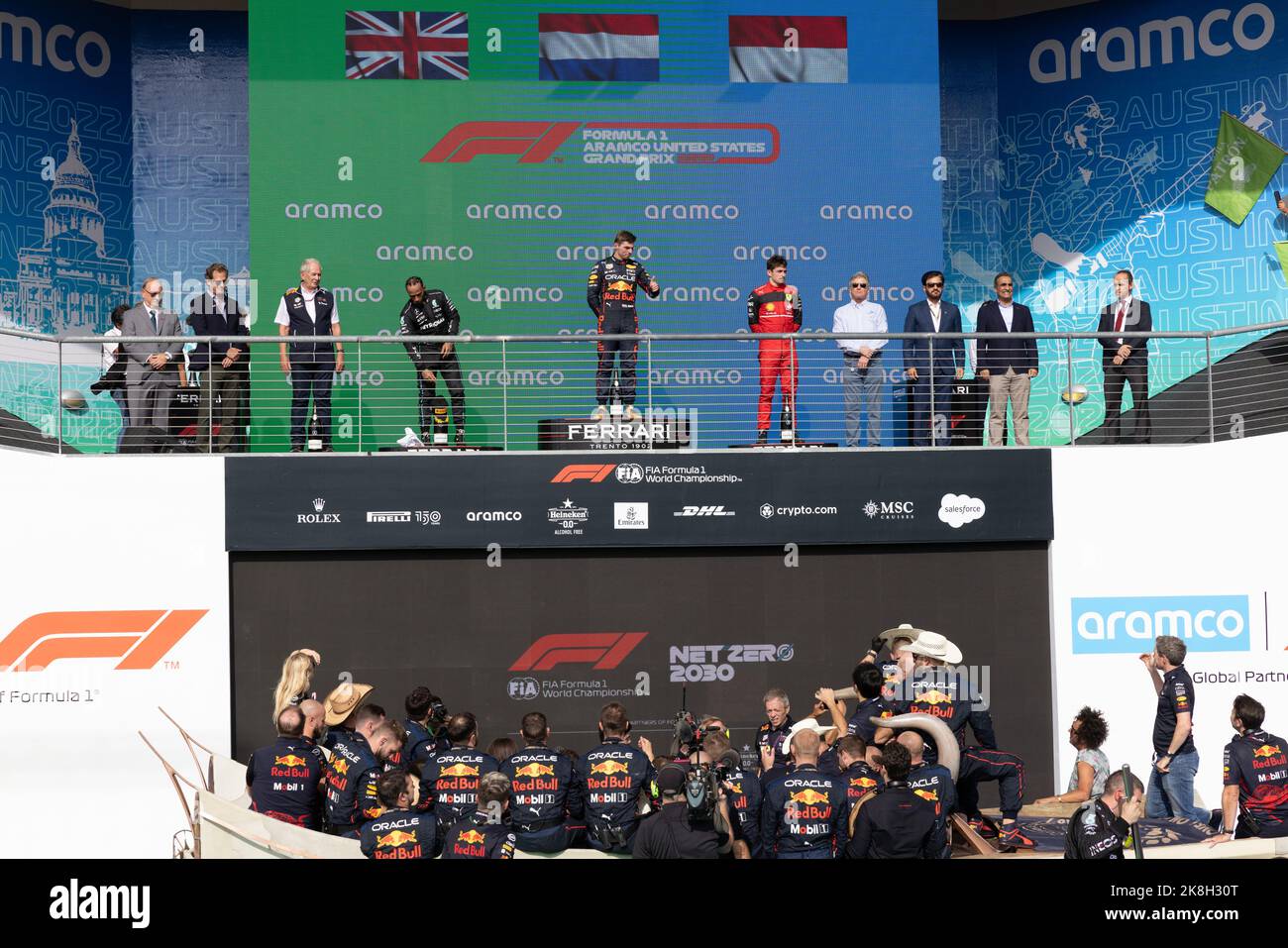 Il podio (L a R): Dr Helmut Marko (AUT) Red Bull Motorsport Consultant; Lewis Hamilton (GBR) Mercedes AMG F1, secondo; Max Verstappen (NLD) Red Bull Racing, vincitore della gara; Charles Leclerc (MON) Ferrari, terzo. 23.10.2022. Campionato del mondo Formula 1, Rd 19, Gran Premio degli Stati Uniti, Austin, Texas, USA, Race Day. Il credito fotografico dovrebbe essere: XPB/immagini dell'Associazione Stampa. Foto Stock