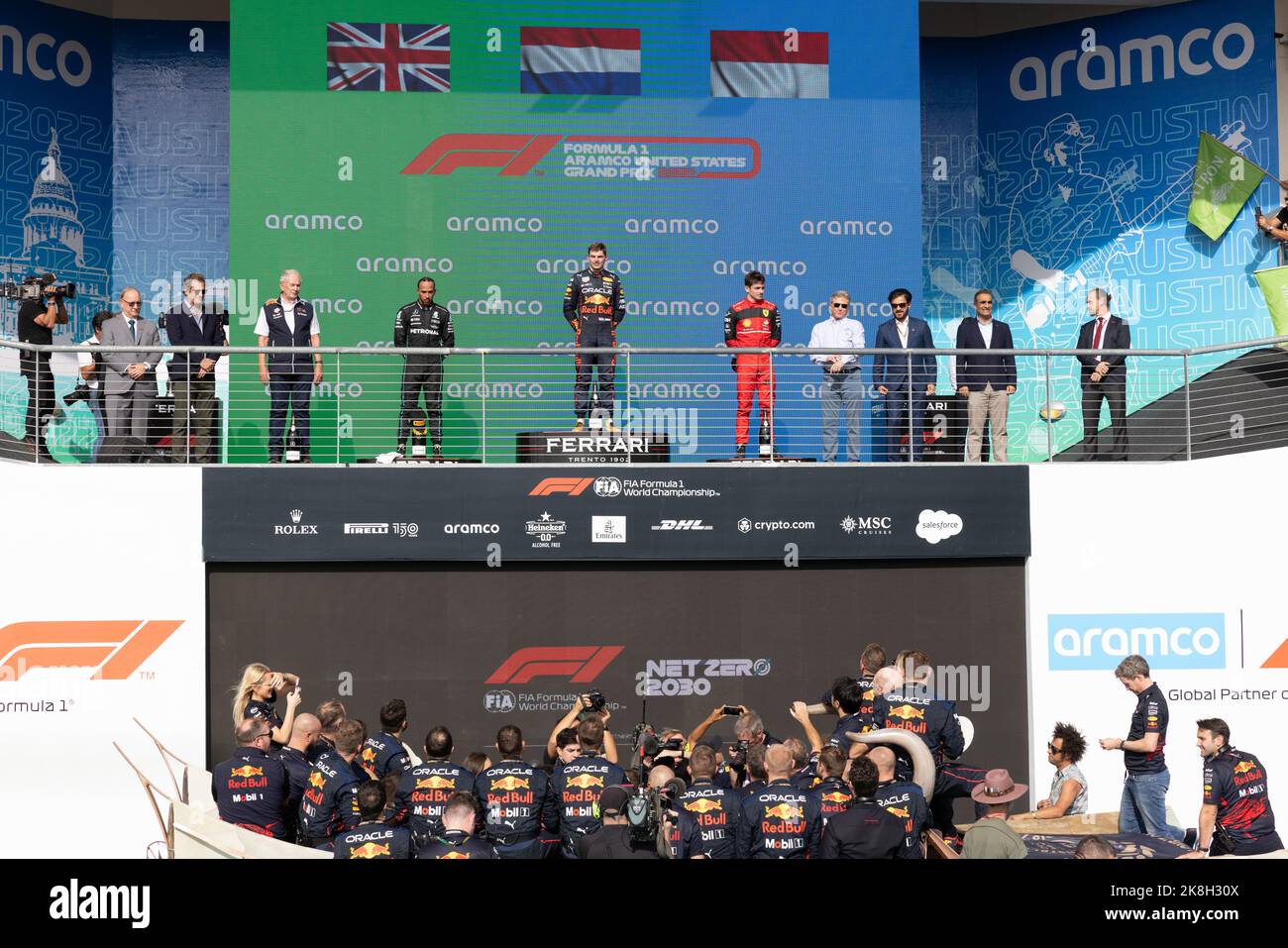 Il podio (L a R): Dr Helmut Marko (AUT) Red Bull Motorsport Consultant; Lewis Hamilton (GBR) Mercedes AMG F1, secondo; Max Verstappen (NLD) Red Bull Racing, vincitore della gara; Charles Leclerc (MON) Ferrari, terzo. 23.10.2022. Campionato del mondo Formula 1, Rd 19, Gran Premio degli Stati Uniti, Austin, Texas, USA, Race Day. Il credito fotografico dovrebbe essere: XPB/immagini dell'Associazione Stampa. Foto Stock
