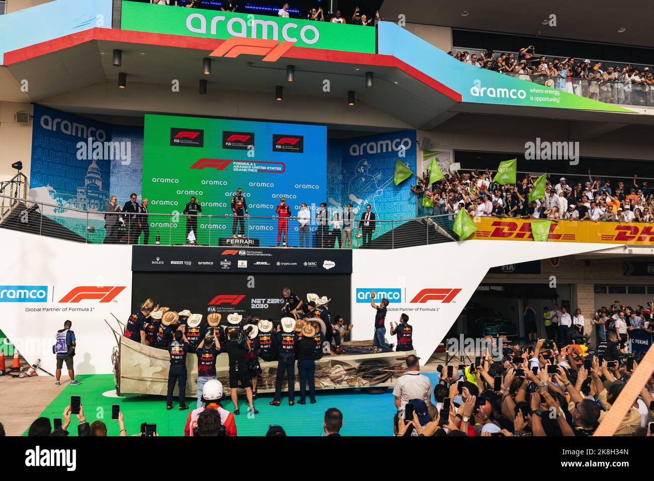 Il podio (L a R): Dr Helmut Marko (AUT) Red Bull Motorsport Consultant; Lewis Hamilton (GBR) Mercedes AMG F1, secondo; Max Verstappen (NLD) Red Bull Racing, vincitore della gara; Charles Leclerc (MON) Ferrari, terzo. 23.10.2022. Campionato del mondo Formula 1, Rd 19, Gran Premio degli Stati Uniti, Austin, Texas, USA, Race Day. Il credito fotografico dovrebbe essere: XPB/immagini dell'Associazione Stampa. Foto Stock