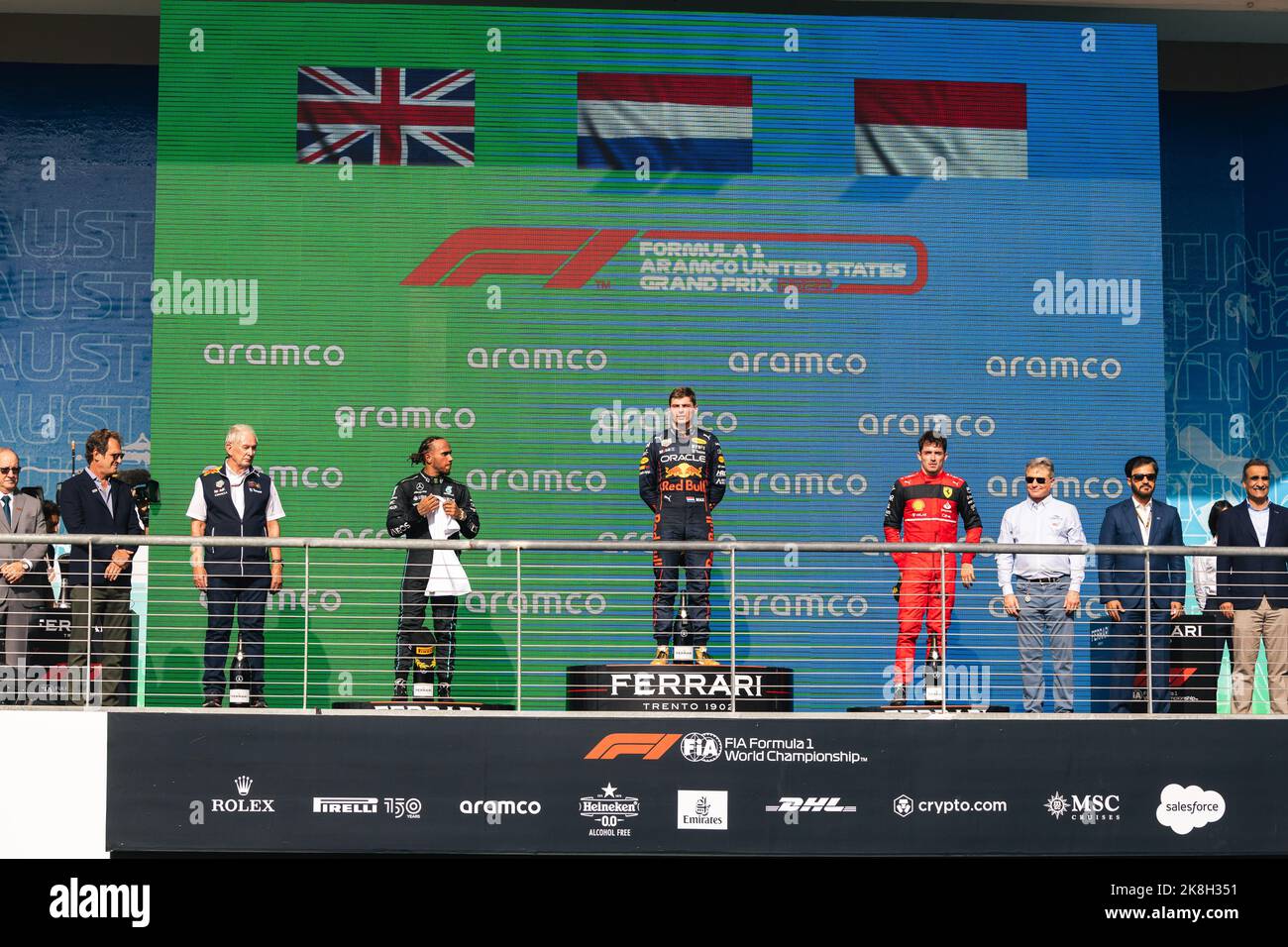 Il podio (L a R): Dr Helmut Marko (AUT) Red Bull Motorsport Consultant; Lewis Hamilton (GBR) Mercedes AMG F1, secondo; Max Verstappen (NLD) Red Bull Racing, vincitore della gara; Charles Leclerc (MON) Ferrari, terzo. 23.10.2022. Campionato del mondo Formula 1, Rd 19, Gran Premio degli Stati Uniti, Austin, Texas, USA, Race Day. Il credito fotografico dovrebbe essere: XPB/immagini dell'Associazione Stampa. Foto Stock