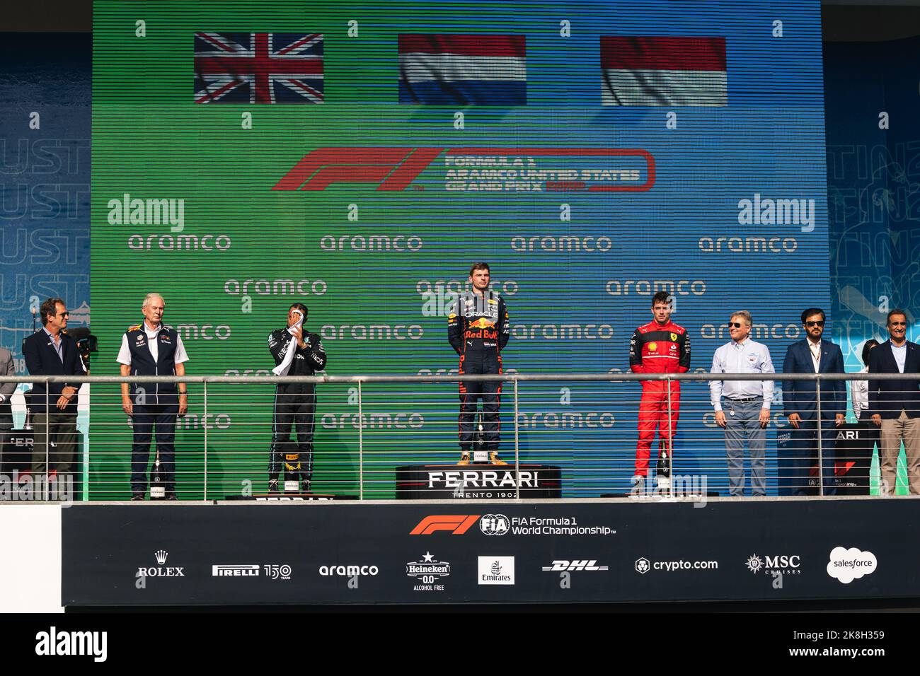 Il podio (L a R): Dr Helmut Marko (AUT) Red Bull Motorsport Consultant; Lewis Hamilton (GBR) Mercedes AMG F1, secondo; Max Verstappen (NLD) Red Bull Racing, vincitore della gara; Charles Leclerc (MON) Ferrari, terzo. 23.10.2022. Campionato del mondo Formula 1, Rd 19, Gran Premio degli Stati Uniti, Austin, Texas, USA, Race Day. Il credito fotografico dovrebbe essere: XPB/immagini dell'Associazione Stampa. Foto Stock