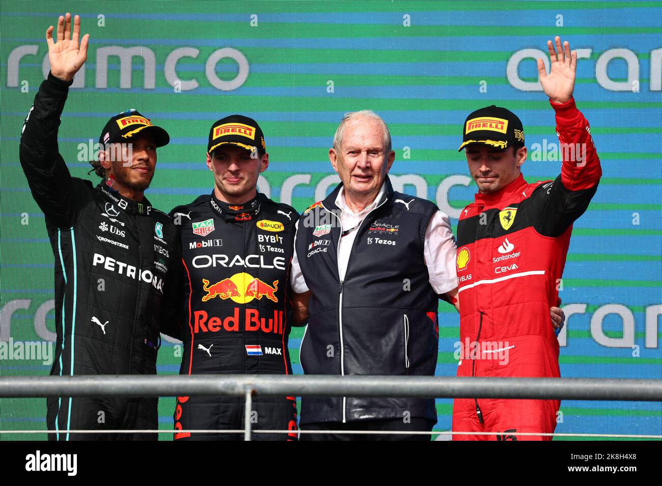 Il podio (L a R): Lewis Hamilton (GBR) Mercedes AMG F1, secondo; Max Verstappen (NLD) Red Bull Racing, vincitore della gara; Dr Helmut Marko (AUT) Red Bull Motorsport Consultant; Charles Leclerc (MON) Ferrari, terzo. 23.10.2022. Campionato del mondo Formula 1, Rd 19, Gran Premio degli Stati Uniti, Austin, Texas, USA, Race Day. Il credito fotografico dovrebbe essere: XPB/immagini dell'Associazione Stampa. Foto Stock