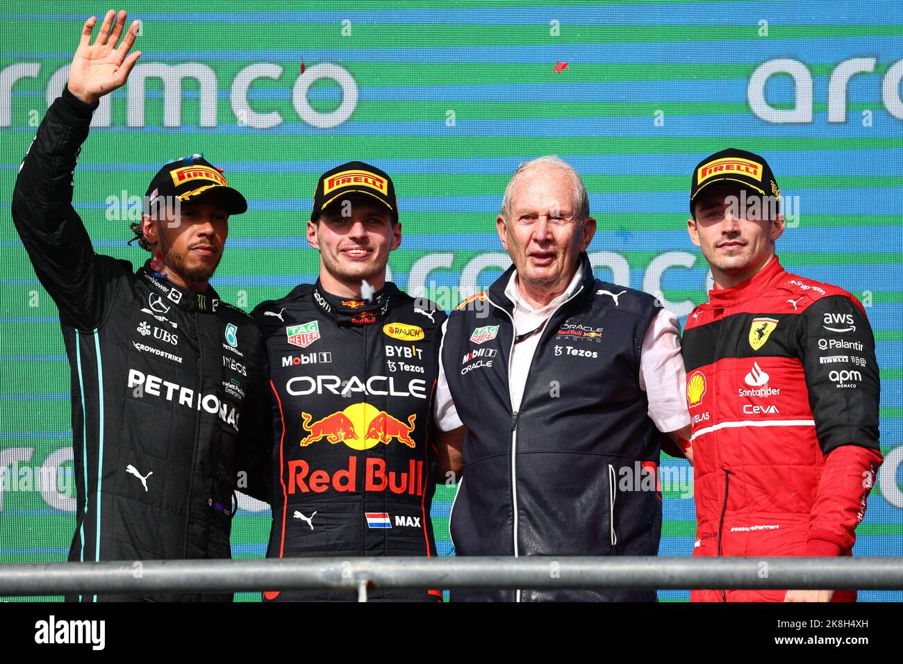 Il podio (L a R): Lewis Hamilton (GBR) Mercedes AMG F1, secondo; Max Verstappen (NLD) Red Bull Racing, vincitore della gara; Dr Helmut Marko (AUT) Red Bull Motorsport Consultant; Charles Leclerc (MON) Ferrari, terzo. 23.10.2022. Campionato del mondo Formula 1, Rd 19, Gran Premio degli Stati Uniti, Austin, Texas, USA, Race Day. Il credito fotografico dovrebbe essere: XPB/immagini dell'Associazione Stampa. Foto Stock