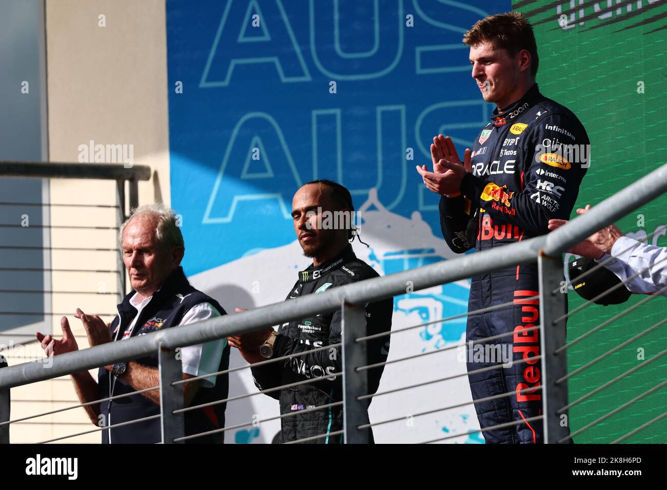 Austin, Stati Uniti. 23rd Ott 2022. (L a R): Dr Helmut Marko (AUT) Red Bull Motorsport Consultant; Lewis Hamilton (GBR) Mercedes AMG F1; e vincitore della gara Max Verstappen (NLD) Red Bull Racing sul podio. 23.10.2022. Campionato del mondo Formula 1, Rd 19, Gran Premio degli Stati Uniti, Austin, Texas, USA, Race Day. Il credito fotografico dovrebbe essere: XPB/immagini dell'Associazione Stampa. Credit: XPB Images Ltd/Alamy Live News Foto Stock