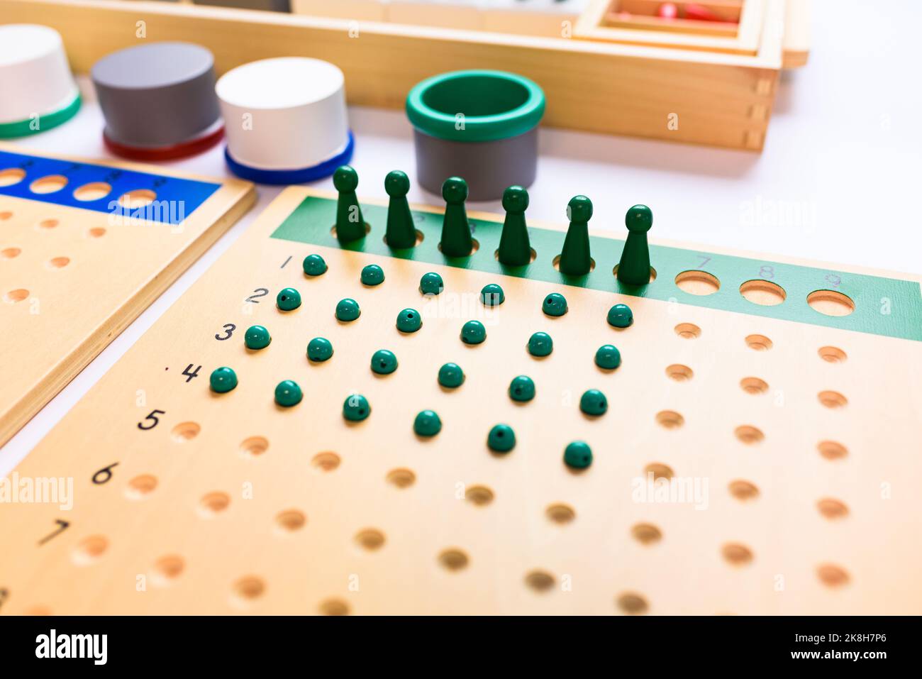 La scacchiera di montessori è un materiale matematico da imparare in modo alternativo. Foto Stock