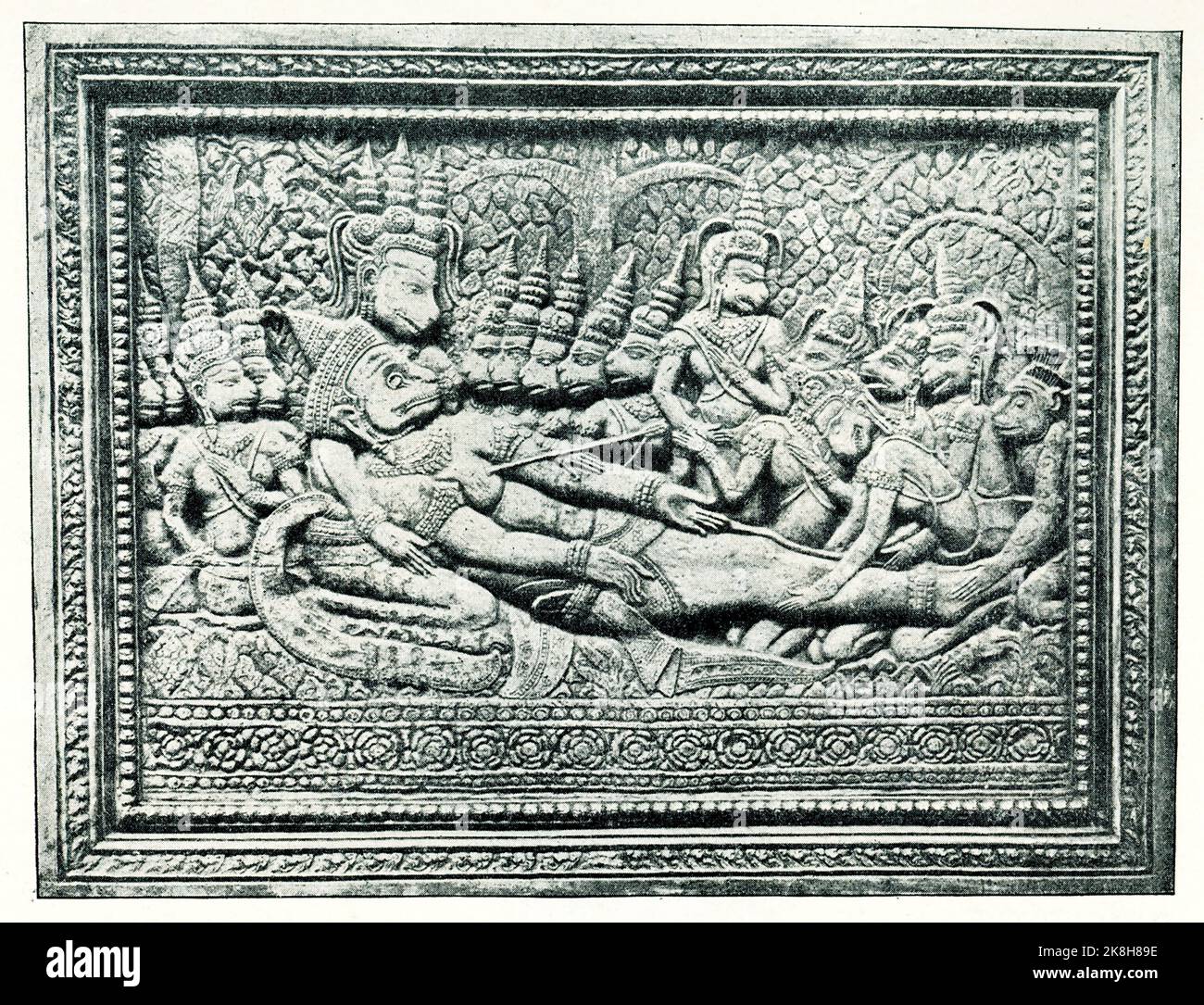 La didascalia del 1910 per questa immagine recita: 'La morte del dio asiatico Hanuman. Una presentazione dal Ramayana. Un sollievo dal tempio di Angkor Wat in Cambogia." Hanuman è un dio indù e un compagno divino della vanara del dio Rama. Hanuman è uno dei personaggi centrali dell'epica indù Ramayana. Il Ramayana è un antico epico sanscrito che segue la ricerca del principe Rama di salvare la sua amata moglie Sita dalle grinfie di Ravana con l'aiuto di un esercito di scimmie. È tradizionalmente attribuito all'autore del saggio Valmiki e datato intorno al 500 a.C. al 100 a.C. Foto Stock