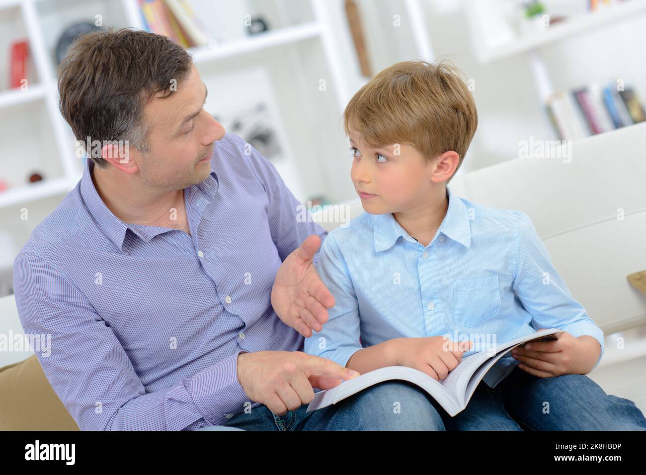 Padre e figlio la lettura di un libro Foto Stock