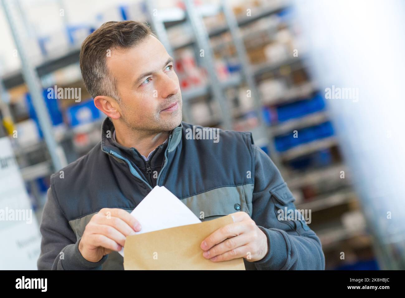 ritratto di un lavoratore maschio in magazzino Foto Stock