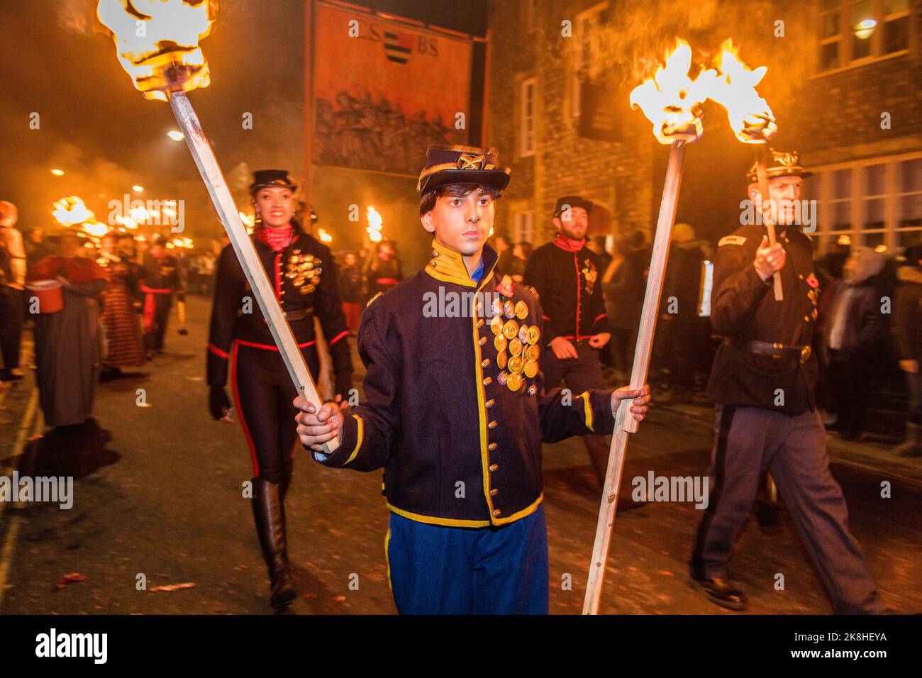 Le torce vengono trasportate nelle strade di Lewes East Sussex, sede della più grande e celebrata festa di SX. Segnando la data in cui Guy Fawkes ha tentato di far saltare in aria il Parlamento. Foto Stock