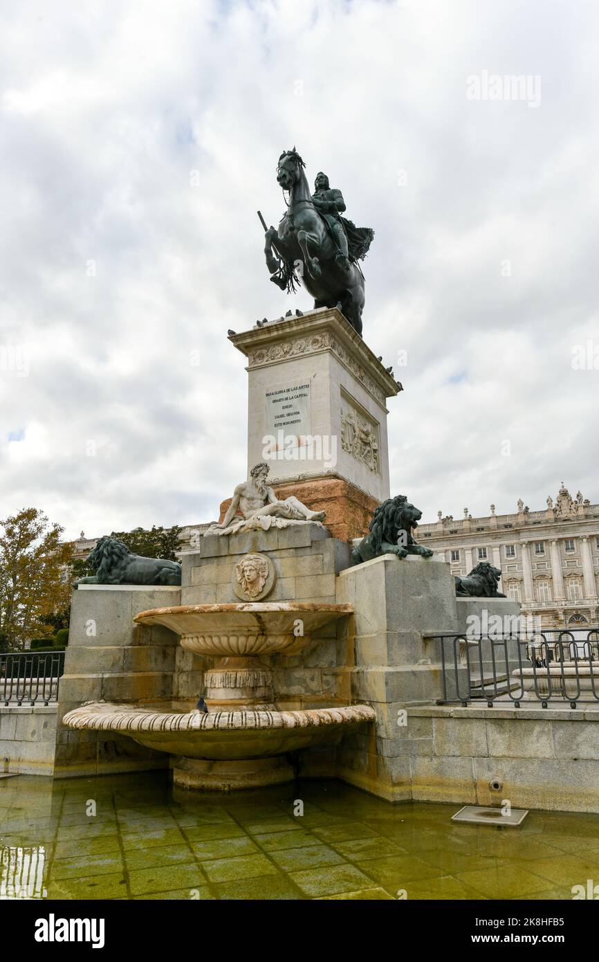 Statua di Filippo IV di Spagna al Palazzo reale di Madrid, un popolare sito storico da visitare nel centro di Madrid. Iscrizione 'per la gloria delle Arti Foto Stock