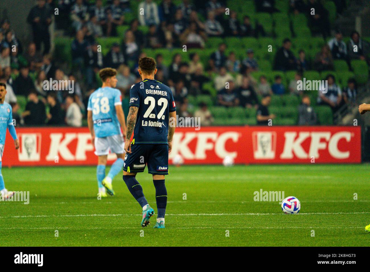 Melbourne, Australia. 22 ottobre 2022. Melbourne Victory Midfielder Jake Brimmer #22 prende la sua posizione davanti al calcio d'inizio al round 3 Foto Stock