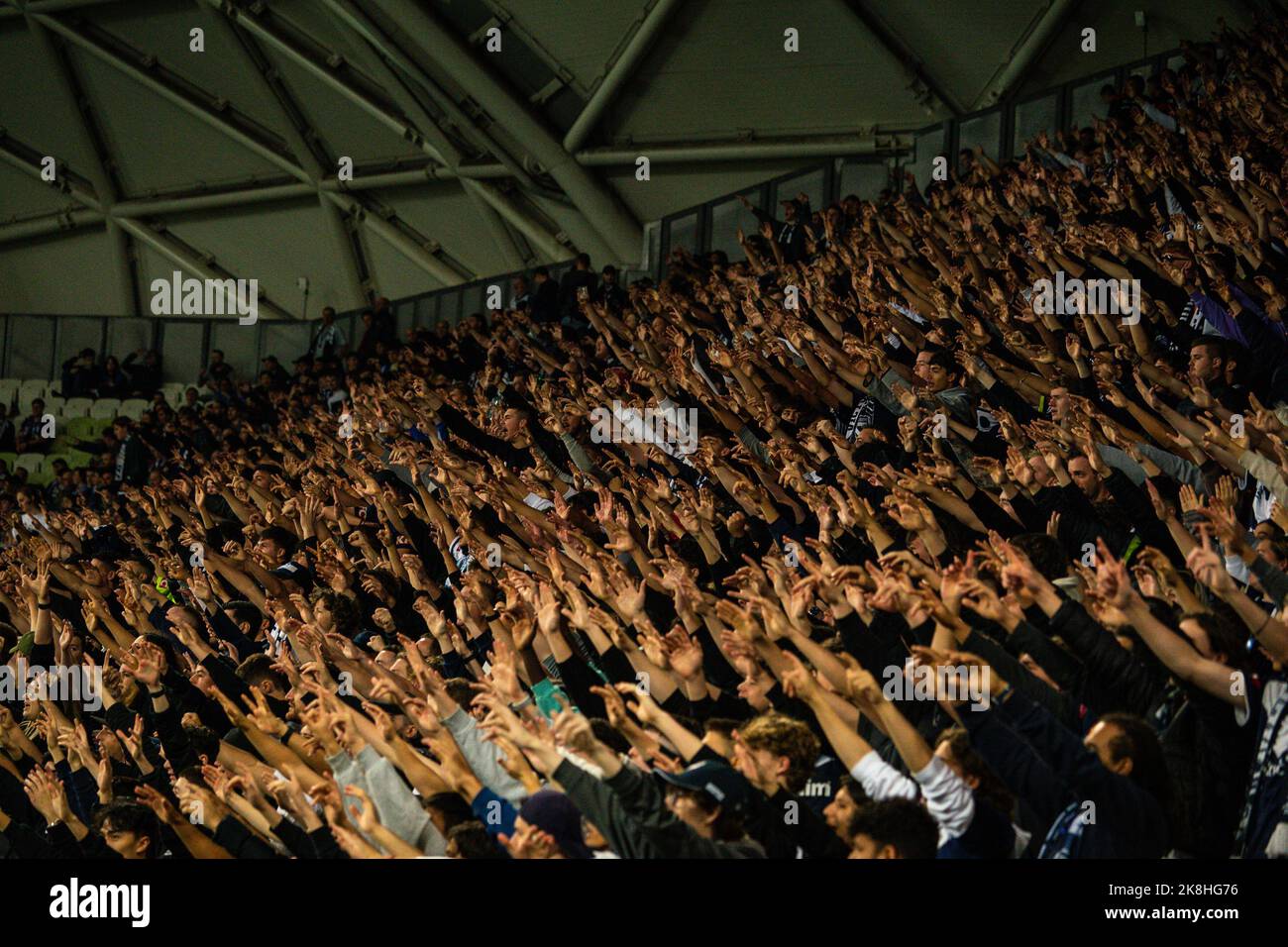 Melbourne Victory alza le braccia mentre cantano e sostengono la loro squadra al Round 3 della Isuzu UTE A-League Foto Stock