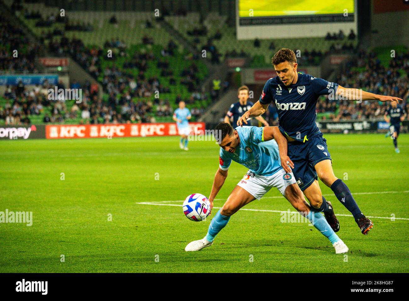 Il difensore della Vittoria di Melbourne Kadete #3 gira per Melbourne City Forward Andrew Nabbout #15 mentre cerca di sheppard la palla. Foto Stock