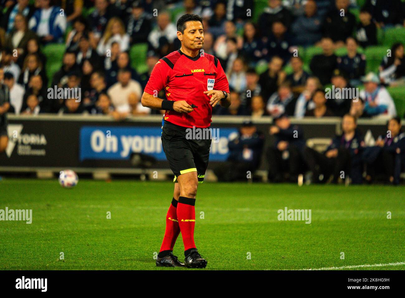Partita ufficiale Alireza Faghani cammina sopra la casella di rigore dopo aver assegnato un calcio di rigore a Melbourne City durante il turno 3 degli uomini della a-League Isuzu UTE Foto Stock