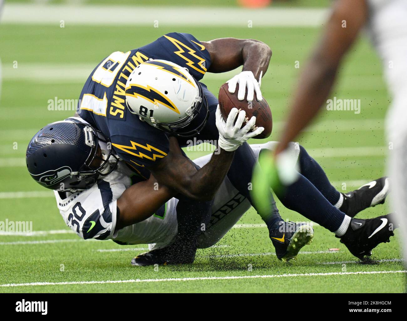 Il ricevitore dei Los Angeles Chargers Mike Williams infortuna il piede sotto il caposaldo dei Seattle Seahawks Michael Jackson al SoFi Stadium di Inglewood, California, domenica 23 ottobre 2022. I Seahawks sconfissero i Chargers 37-23. Foto di Jon SooHoo/UPI Foto Stock