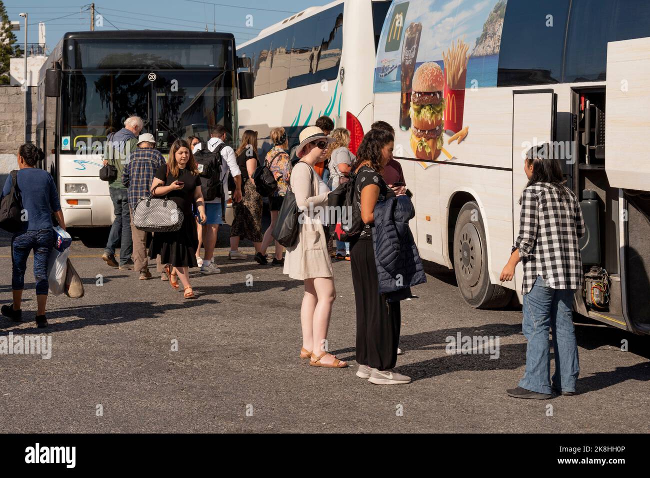 Fira, Santorini, Grecia. 2022. Stazione degli autobus locali a Fira, Santorini, Grecia. Terminal degli autobus Fira Stefani, passeggeri che si preparano a bordo di pullman e buse Foto Stock