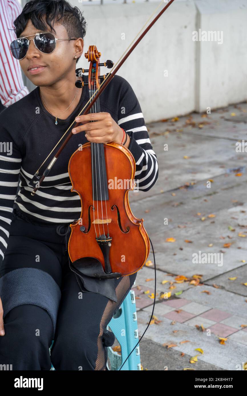 latina brunette donna che suona il violino nel violino di legno di strada, messico Foto Stock