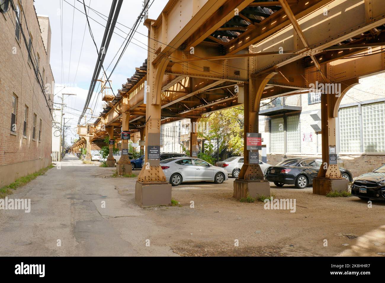 Blue Line CTA binari sopraelevati che corrono lungo il vicolo. Quartiere di Wicker Park, Chicago, Illinois. Foto Stock