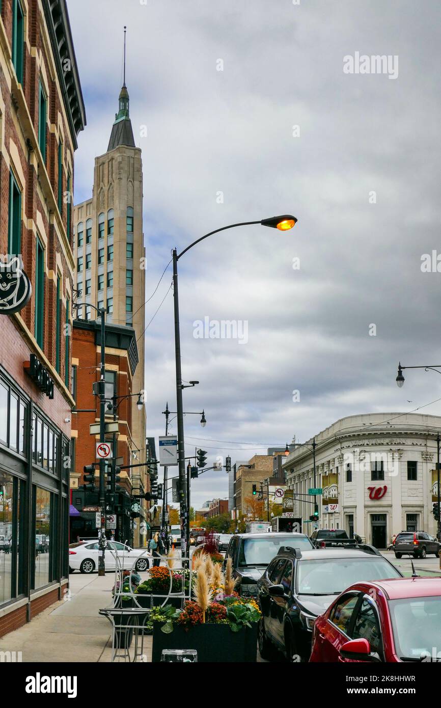 Northwest Tower, aka, il Coyote Building e l'intersezione di North, Damen & Milwaukee Avenues. Quartieri di Wicker Park/Bucktown, Chicago, Illinois. Foto Stock