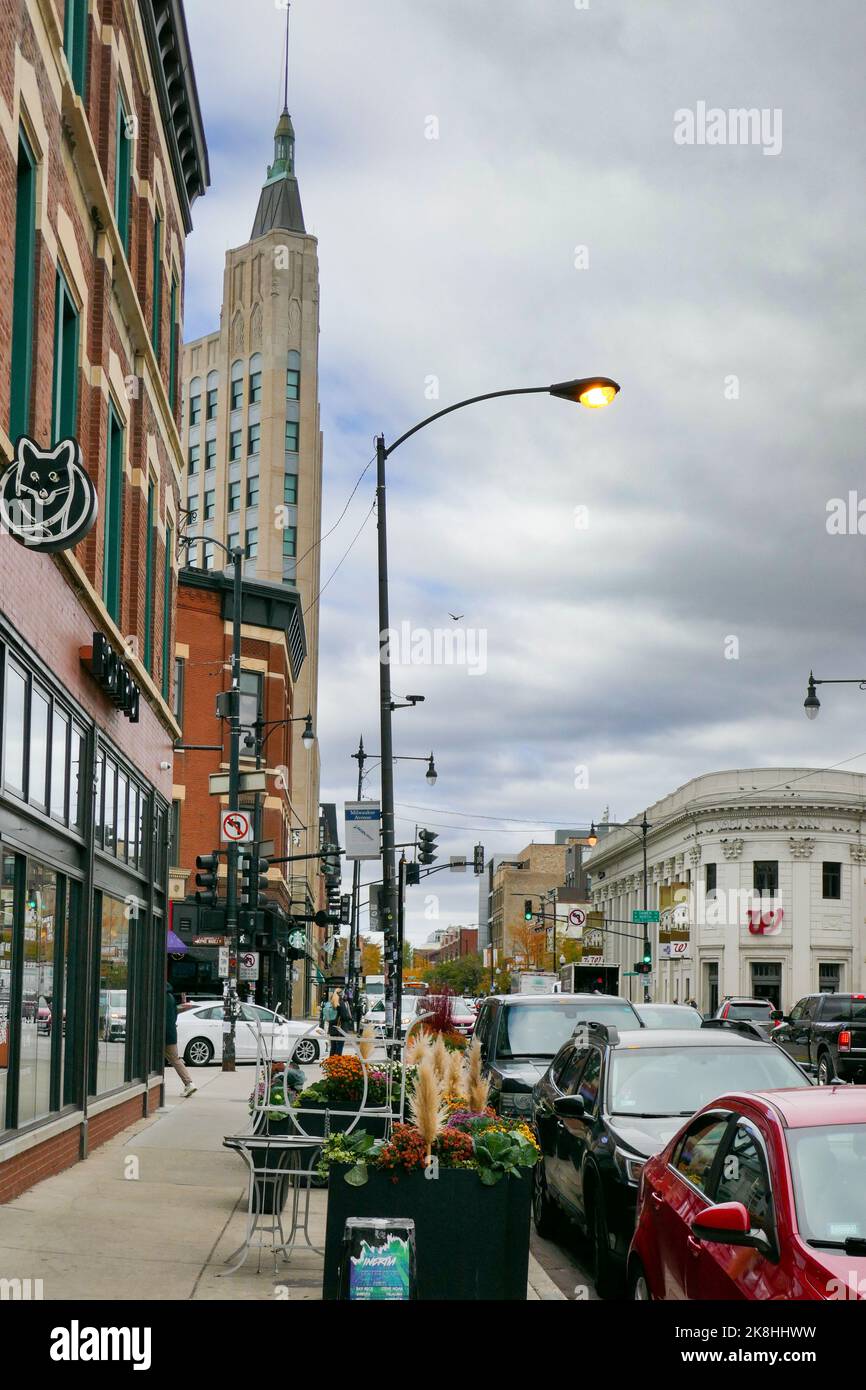 Northwest Tower, aka, il Coyote Building e l'intersezione di North, Damen & Milwaukee Avenues. Quartieri di Wicker Park/Bucktown, Chicago, Illinois. Foto Stock