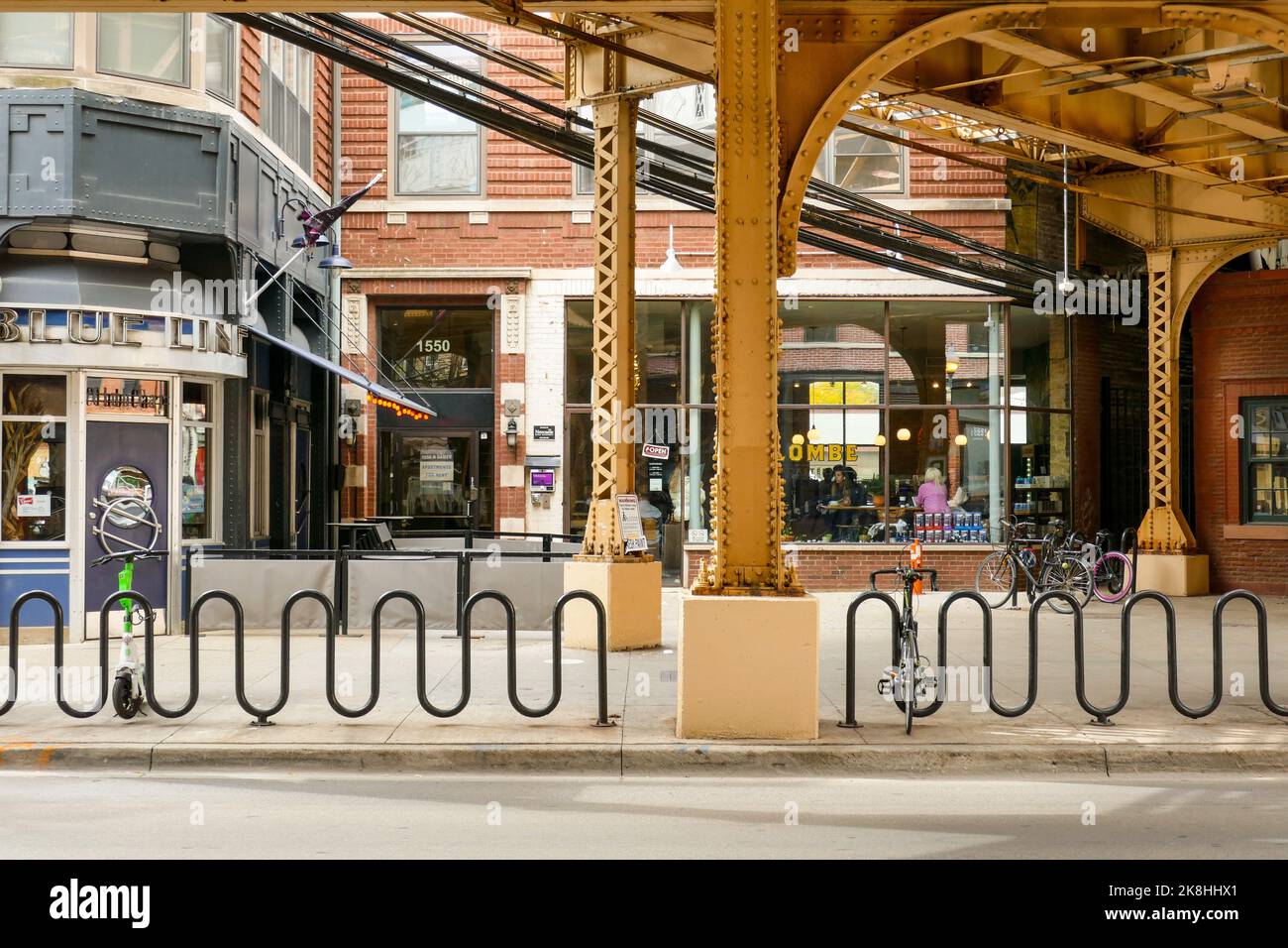 Bar sotto le piste CTA Blue Line. Quartiere di Wicker Park, Chicago, Illinois. Foto Stock