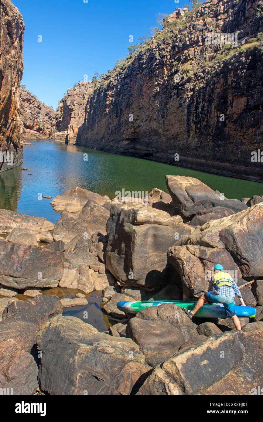 Fare una canoa attraverso Nitmiluk (Katherine Gorge) Foto Stock