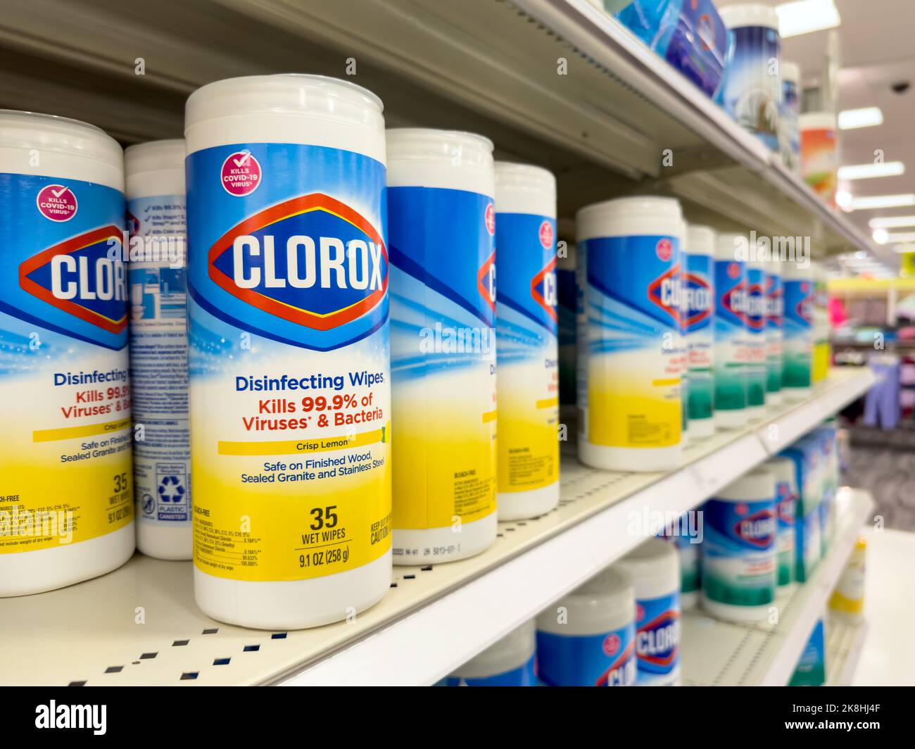 SALVIETTE disinfettanti CLOROX sul ripiano espositore. Clorox è prodotto dalla Clorox Company. Foto Stock