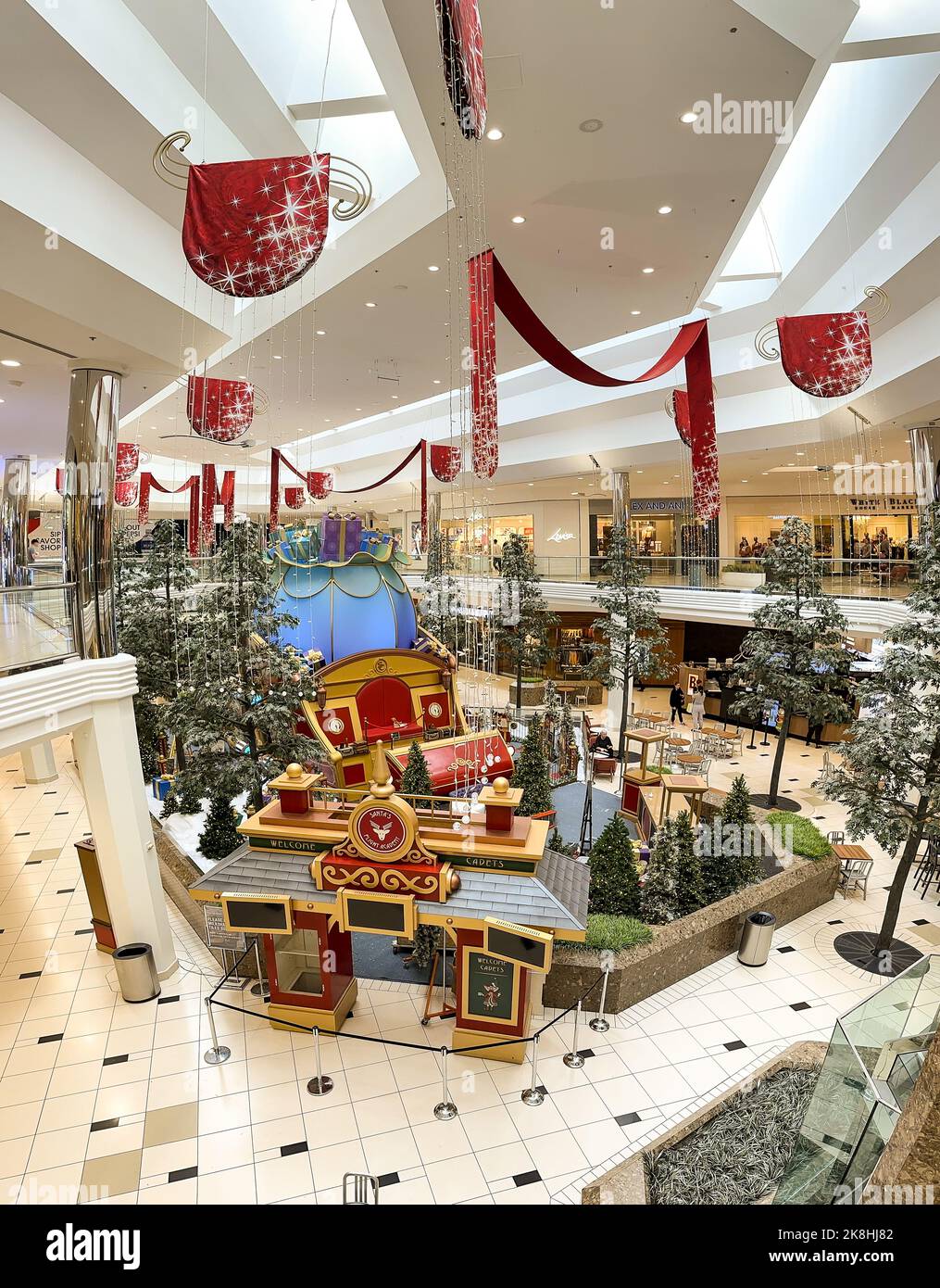 Decorazioni natalizie nel centro commerciale Twelve Oaks, Novi, Michigan, USA Foto Stock