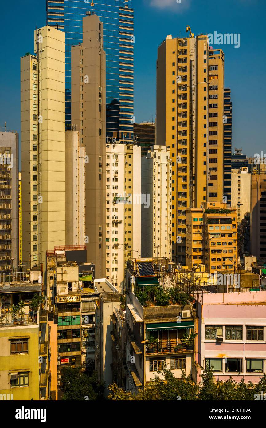 Vecchio e nuovo: Alti e moderni edifici di uffici e appartamenti e tradizionali vecchi edifici di media altezza, Centrale, Isola di Hong Kong, 2014 (colore saturo) Foto Stock