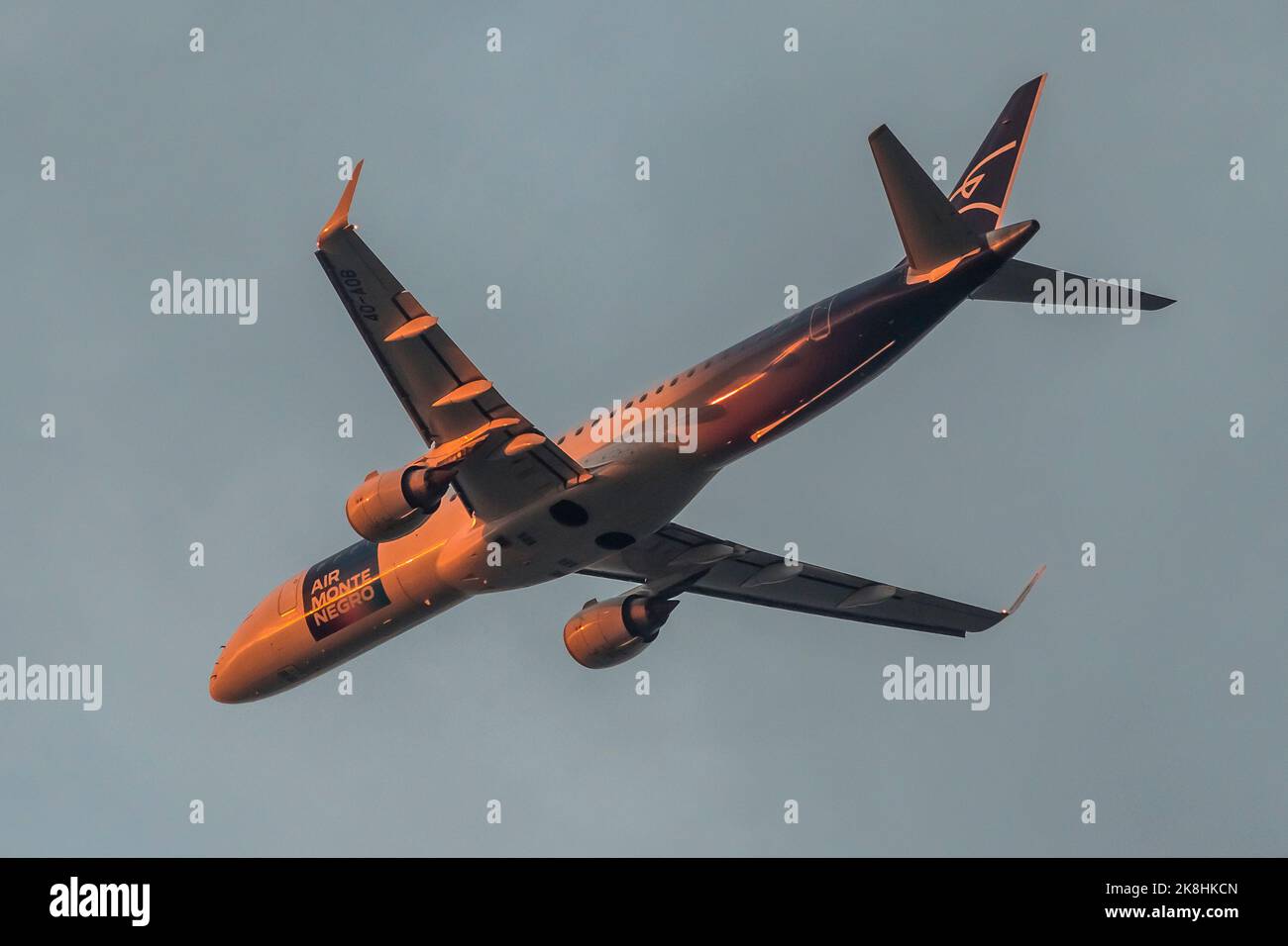 Air Montenegro Embraer ERJ-195 (ERJ-195LR) aerei a reazione da passeggeri regionali in volo in avvicinamento per atterrare al tramonto con colori caldi Foto Stock