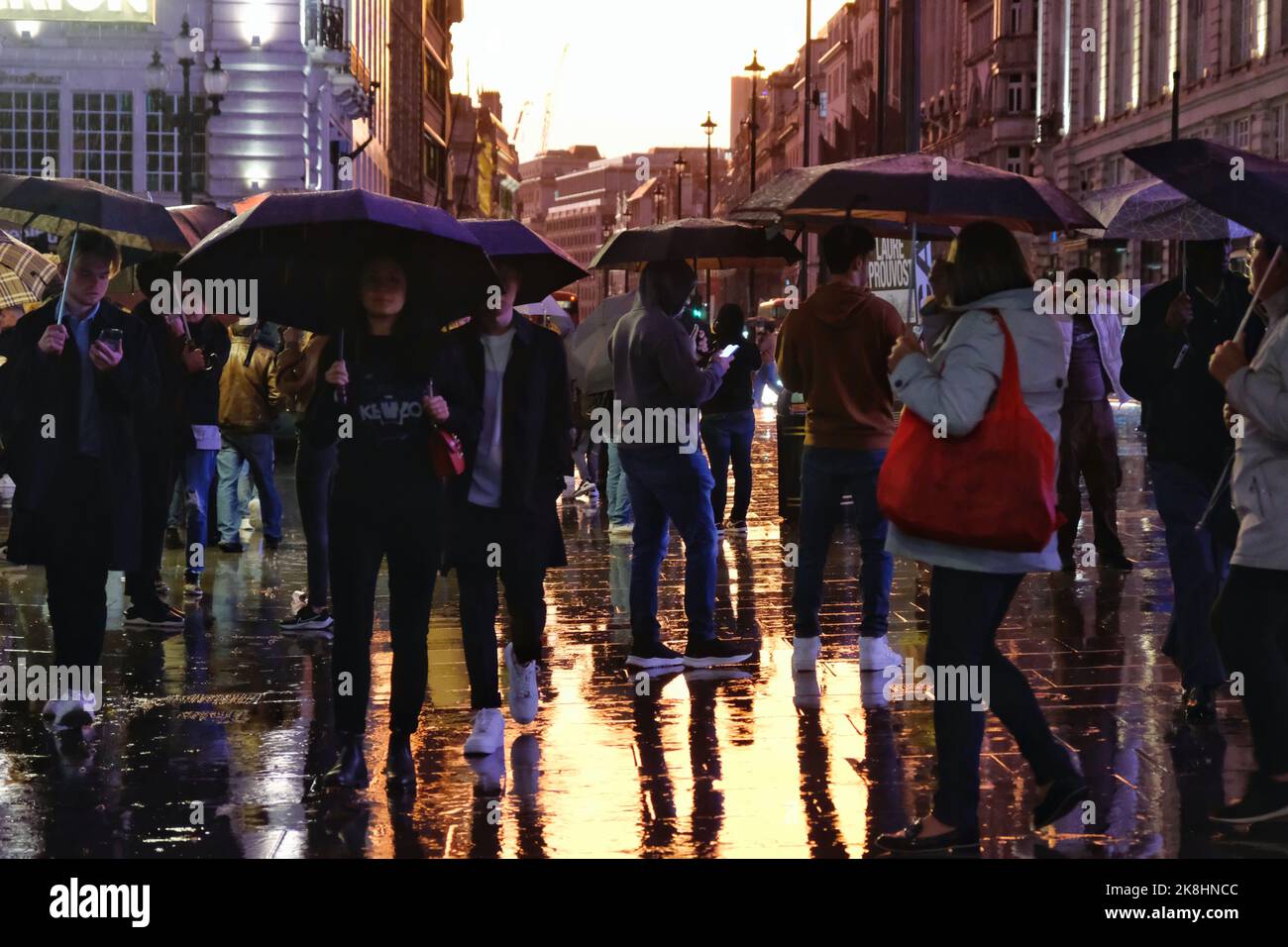 Usando gli ombrelli immagini e fotografie stock ad alta risoluzione - Alamy