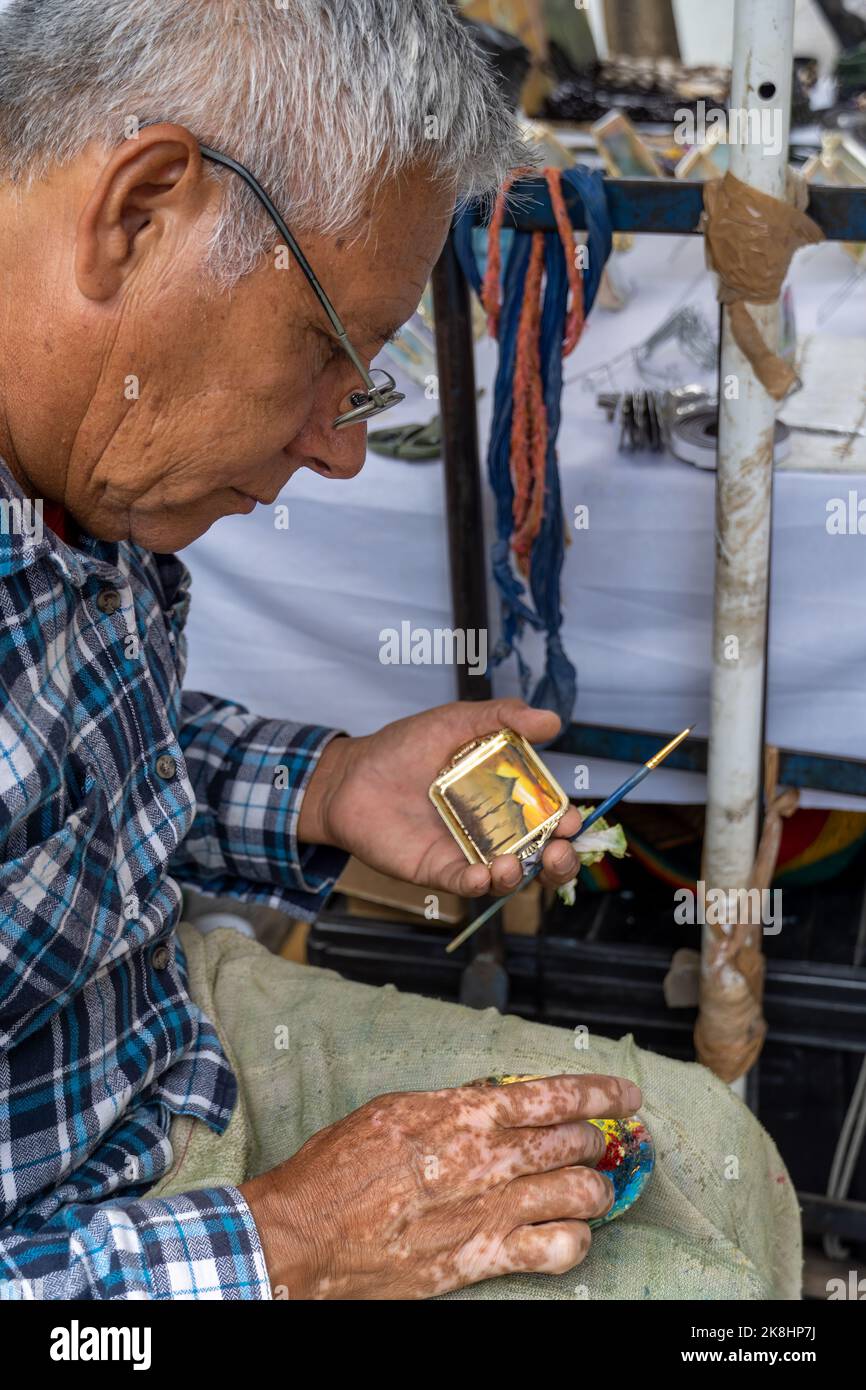vecchio pittore messicano di strada, marrone, pittura con pennelli ne piccole immagini per fare una vita, messico Foto Stock