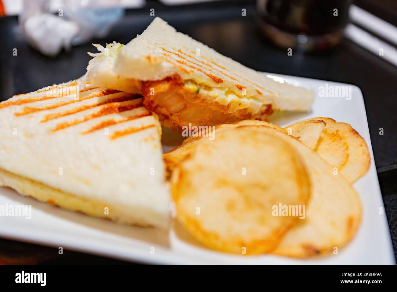 Primo piano di un delizioso sandwich di gamberi con patatine fritte a Kyoto, Giappone Foto Stock