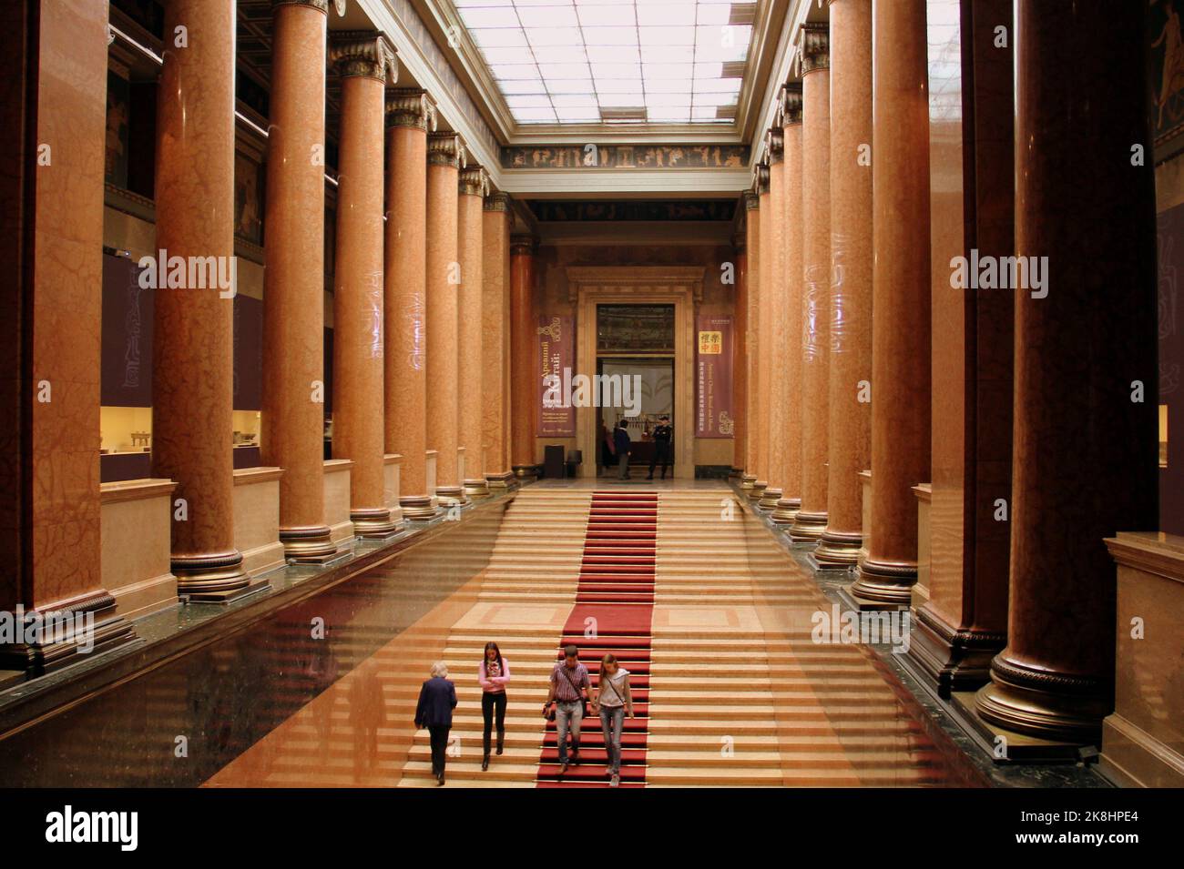 Scala principale nella sala d'ingresso, all'interno del Museo di Belle Arti Pushkin, Mosca, Russia Foto Stock