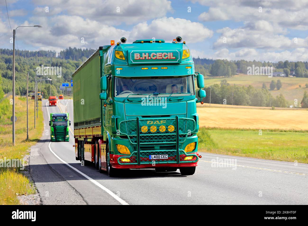 Semirimorchio DAF XF verde personalizzato di B H Cecil, Regno Unito, in convoglio per il Power Truck Show 2022. Pirkanmaa, Finlandia. 11 agosto 2022. Foto Stock