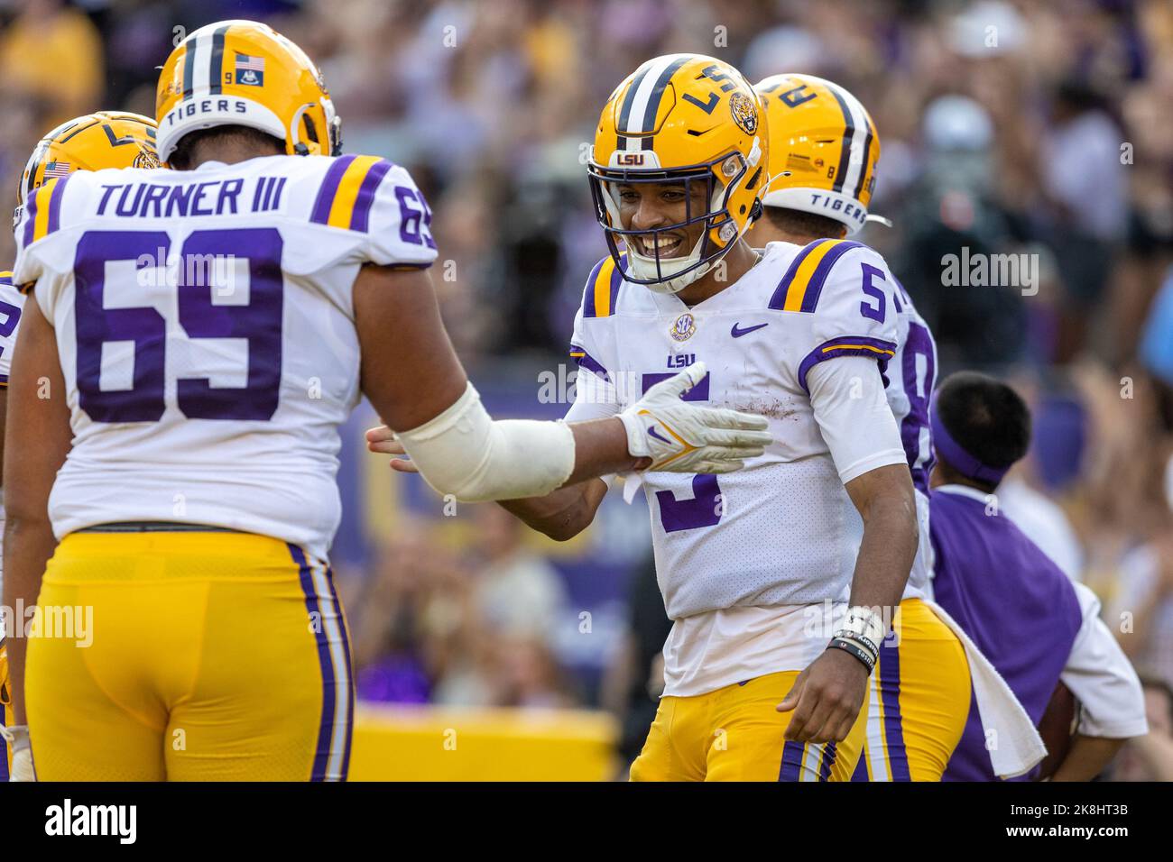 LSU Tigers quarterback Jayden Daniels (5) celebra il suo 5th touchdown con il lineman offensivo Charles Turner (69), sabato 22 ottobre 2022, a Baton R. Foto Stock