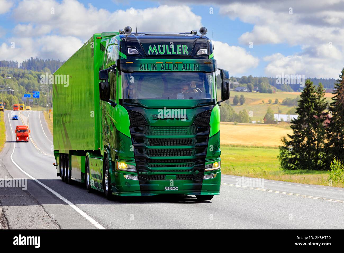 Personalizzato Scania 660s anno 2022 Truck Royal Flush di Müller Ermensee GmbH in camion convoglio a Power Truck Show 2022. Pirkanmaa, Finlandia. 11 agosto 2022. Foto Stock