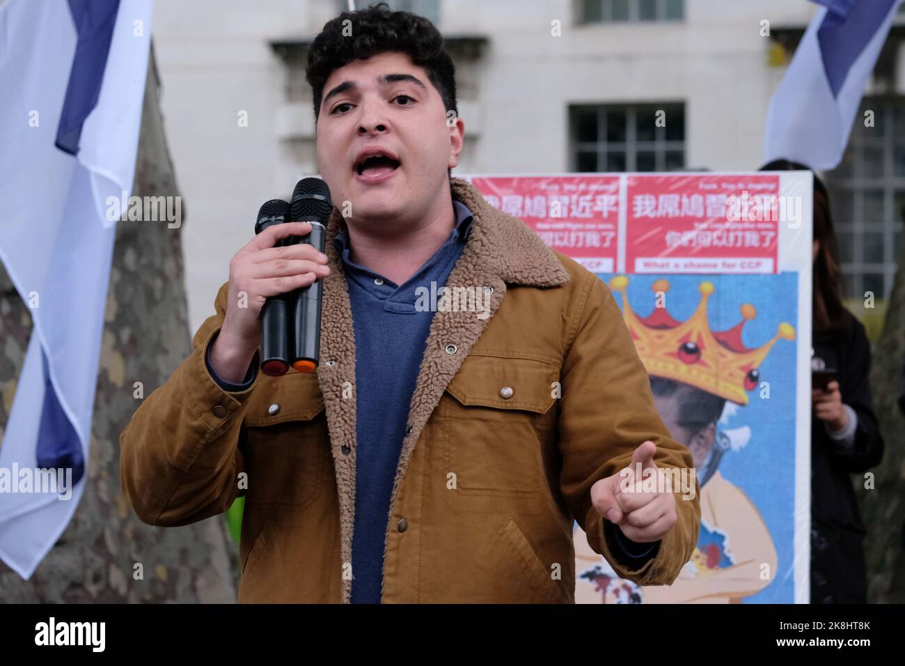 Londra, Regno Unito. 23rd ottobre 2022. L'attivista australiano Drew Pavlou, si rivolge alle centinaia di Hong-Kongers britannici, tibetani e uiguri riuniti a Whitehall. In seguito hanno marciato contro l'ambasciata cinese protestando contro l'assalto di Hong Konger Bob Chan che, secondo quanto riferito, si è svolto durante un raduno a favore della democrazia la scorsa settimana. Chan dice di essere stato trascinato nei terreni del Consolato cinese di Manchester e picchiato, poco dopo che il personale è emerso e afferrato manifesti dimostranti ha messo fuori dai cancelli. Credit: Undicesima ora di Fotografia/Alamy Live News Foto Stock