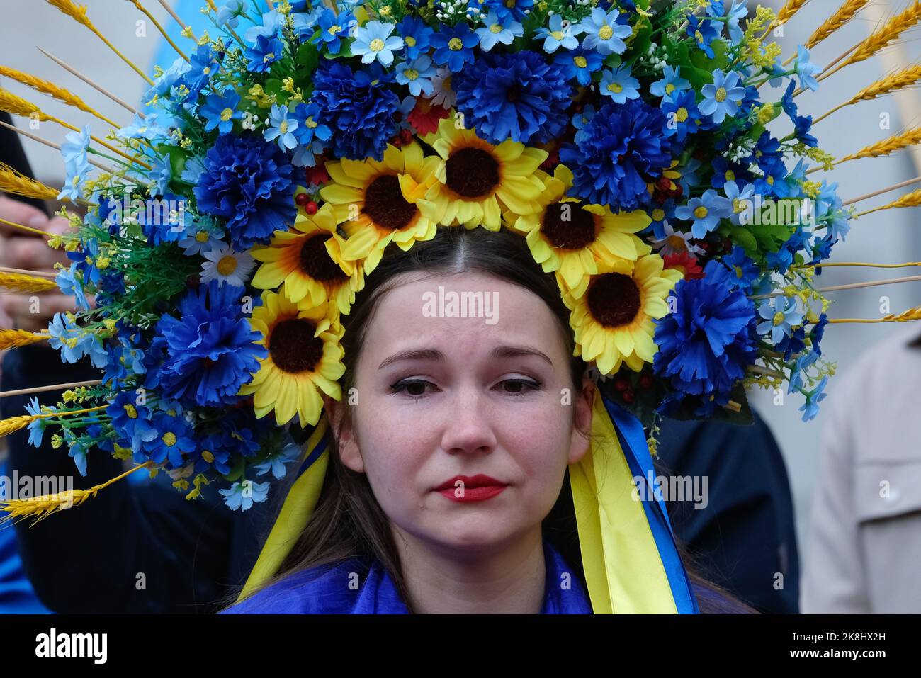 Londra, Regno Unito. 23rd ottobre 2022. Gli ucraini-britannici protestano a Whitehall per la continua guerra con la Russia. La scorsa settimana è scoppiata la notizia che la capitale Kyiv è stata colpita dai droni di kamikaze, prodotti in Iran, che tagliano elettricità in centinaia di città e uccidono otto civili. Credit: Undicesima ora di Fotografia/Alamy Live News Foto Stock