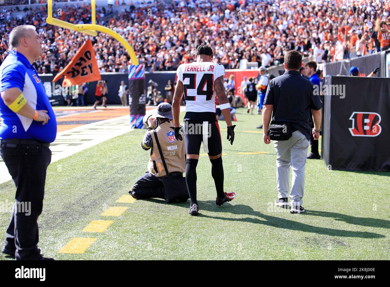 23 ottobre 2022: A.J.. Terrell (24) degli Atlanta Falcons si dirige verso la stanza di chiusura dopo essere stato ferito durante LA SETTIMANA 7 della stagione regolare di NFL fra gli Atlanta Falcon e Cincinnati Bengals a Cincinnati, Ohio. JP Waldron/Cal Sport Media Foto Stock