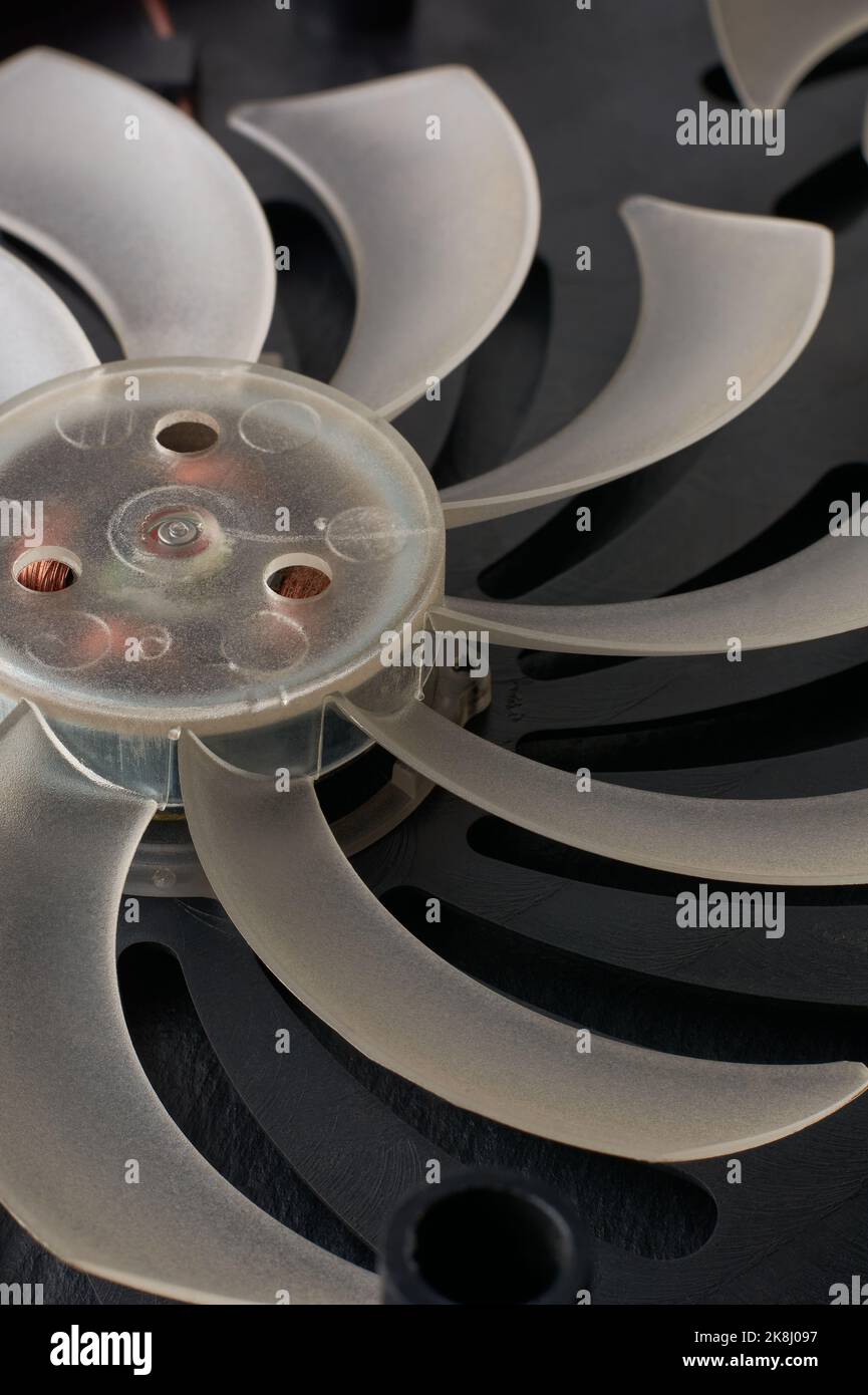 primo piano della ventola di raffreddamento con pale in plastica, computer di raffreddamento e altre apparecchiature elettroniche, sfondo soft-focus Foto Stock