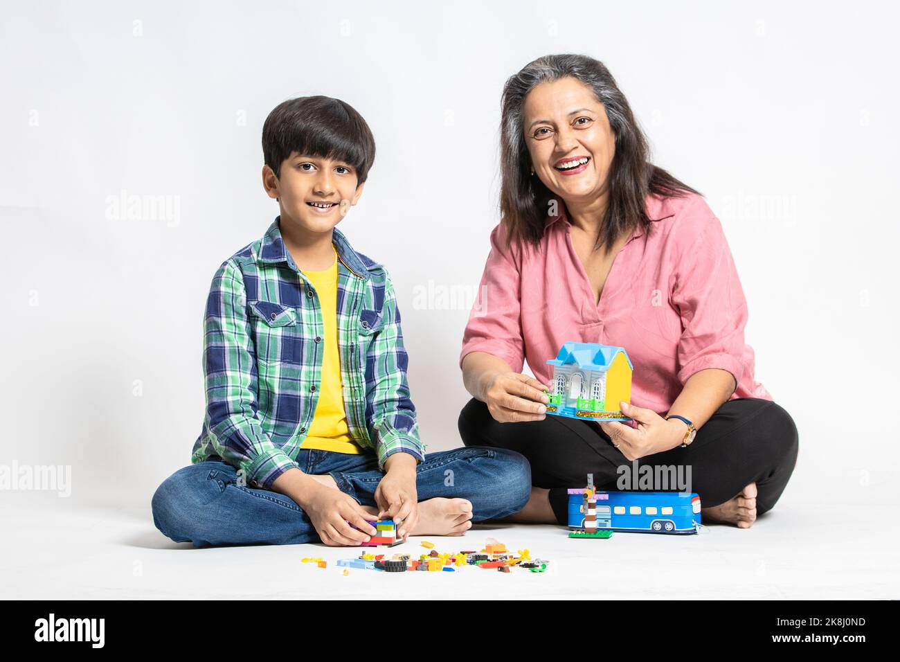 Ritratto di felice nonna indiana e nipote giocando con giocattoli colorati, isolato su sfondo bianco studio, nonna insegnamento maschio Grandchild, L Foto Stock
