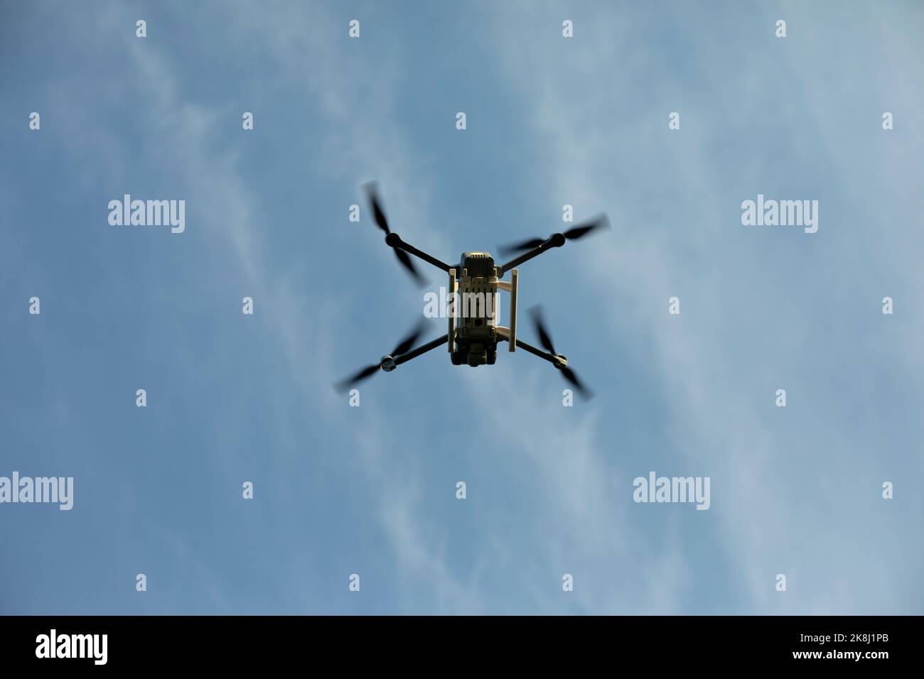 Il drone vola verde immagini e fotografie stock ad alta risoluzione - Alamy