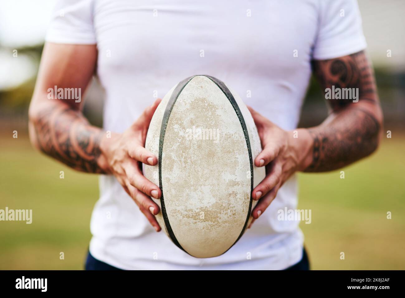 Sei pronto per una partita di rugby. Un uomo irriconoscibile che tiene una palla di rugby durante una partita? Foto Stock