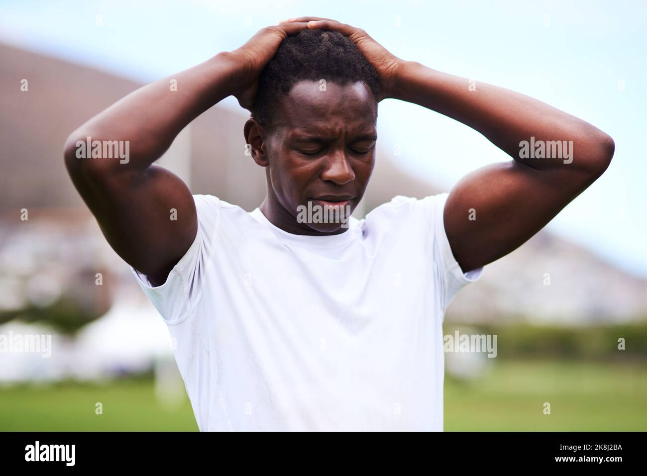 Il fallimento non è definitivo. Un giovane che guarda turbato mentre gioca una partita di rugby. Foto Stock
