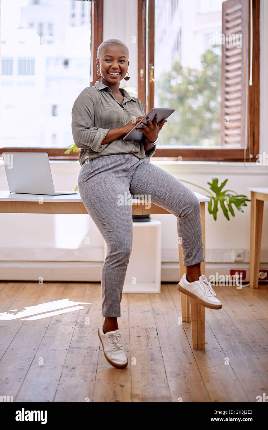 Con questo strumento sviluppo le migliori idee creative. Ritratto di una giovane donna d'affari che utilizza un tablet digitale in ufficio. Foto Stock