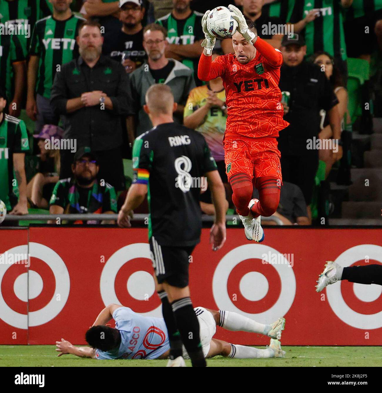 Austin, Texas, Stati Uniti. 23 ottobre 2022: Il portiere dell'Austin FC Brad Stuver (1) salta sul FC Dallas in avanti Alan Velasco (20) mentre fa un risparmio durante la seconda metà di una partita di calcio della Major League il 23 ottobre 2022, ad Austin. (Credit Image: © Scott Coleman/ZUMA Press Wire) Credit: ZUMA Press, Inc./Alamy Live News Foto Stock