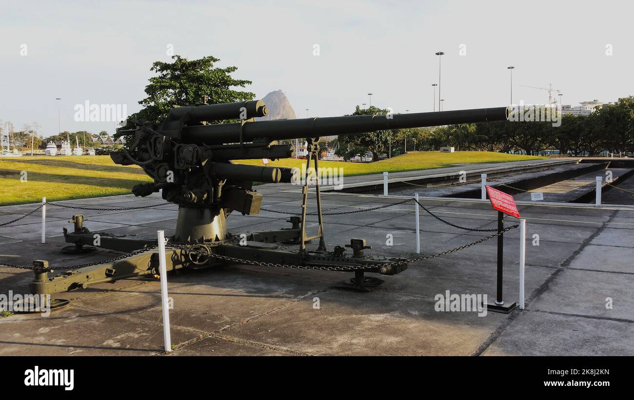 Rio de Janeiro, Brasile - 10.31.2014 - canone Militario in mostra in su dei parchi a Rio de Janeiro Foto Stock