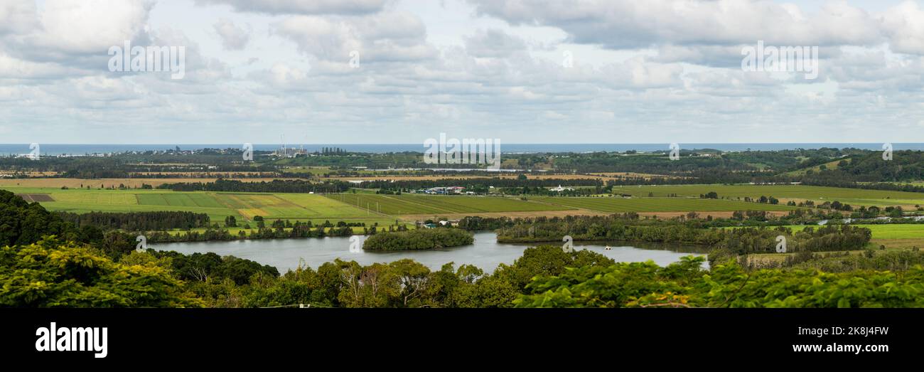 Vista panoramica dell'entroterra di Byron Bay durante la stagione primaverile autunnale. Foto Stock