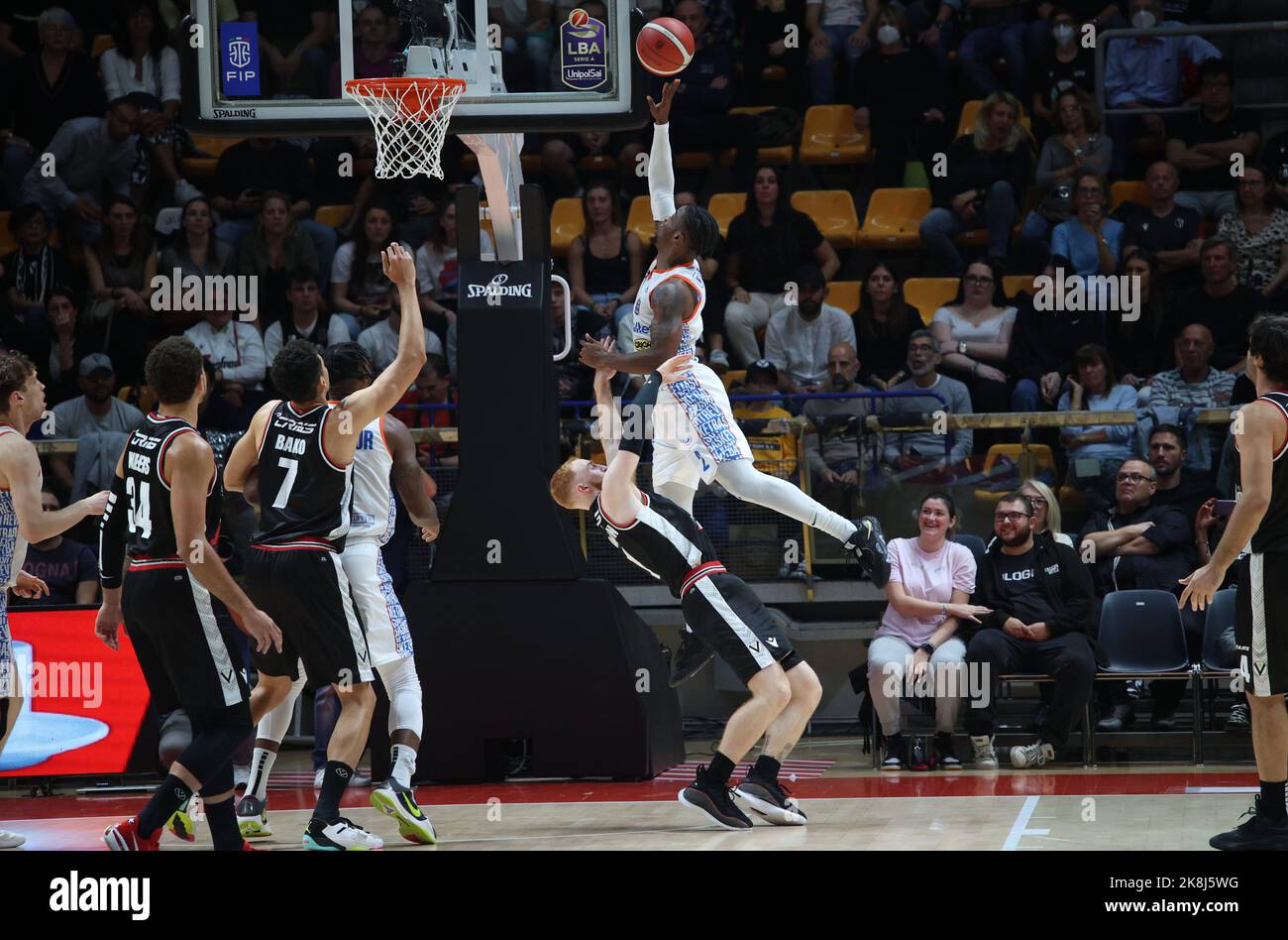 Niccolo Mannion (Segafredo Virtus Bologna) contrastato da Ike Iroegbu (Nutribullet Treviso Basket) durante la partita del campionato italiano di basket Segafredo Virtus Bologna Vs. Nutribullet Pallacanestro Treviso - Bologna, 23 ottobre 2022 al Paladozza Foto Stock